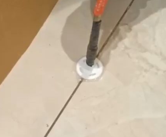 石嘴山市瓷砖空鼓维修公司专业解答瓷砖在铺贴过程中，如果没有涂抹均匀到位的粘结材料（如水泥砂浆或瓷砖胶），可能会导致以下问题